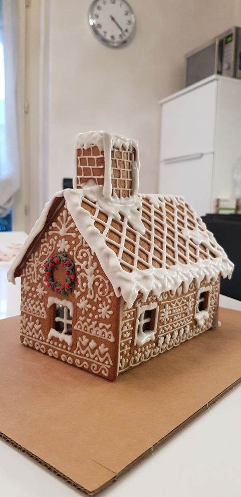 Ikea Gingerbread House Ideas, Small Gingerbread House Ideas, Gingerbread House Designs Simple, Simple Gingerbread House Ideas, Gingerbread House Simple, Ikea Gingerbread House, Cute Gingerbread House Ideas, Aesthetic Gingerbread House, Gingerbread House Inspo