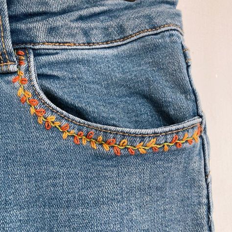 Uncomplicated beautiful embroidery around a denim pocket Diy Embroidery On Jeans, Embroidery Jeans Diy, Clothes Embroidery Diy, Denim Embroidery, Diy Embroidery Designs, Basic Embroidery Stitches, Denim Ideas, Hand Embroidery Projects, Denim Pocket