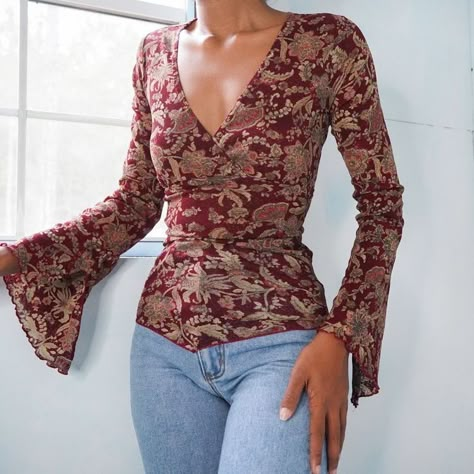 Bell Sleeves Top Outfit, Bell Sleeve Top Aesthetic, Bell Long Sleeve Top, Fancy Long Sleeve Top, Vintage Bell Sleeve Top, Y2k Bell Sleeve Top, Paisley Outfits Women, Summer Long Sleeve Tops, Paisley Top Outfit