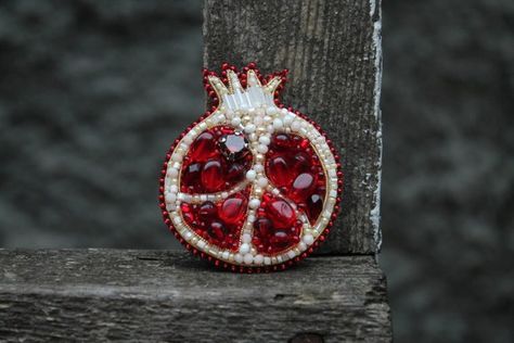 Pomegranate Bead Embroidery, Beaded Pomegranate, Pomegranate Brooch, Hair Things, Rug Ideas, Bead Embroidery Patterns, Chic Art, Felt Brooch, Brooches Handmade