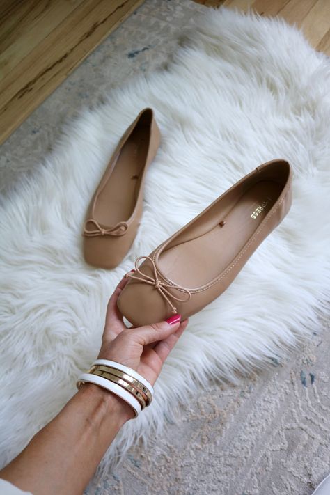 One of the most on-trend shoes this fall: square toe ballet flats (Commissionable link) Tan Ballet Flats Outfit, Beige Ballet Flats Outfit, Beige Flats Outfit, Beige Ballet Flats, Brown Ballet Flats, Ballet Flats Outfit, Color Block Shoes, Trend Shoes, Shoe Trend