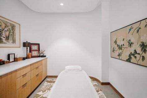 Alive + Well Wellness Center / Matt Fajkus Architecture Spa Room Ideas Estheticians, Massage Room Decor, Salon Interior Design Ideas, Home Spa Room, Nail Salon Interior Design, Nail Salon Interior, Esthetician Room Decor, Esthetics Room, Spa Interior Design