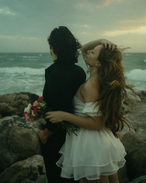 a gloomy & moody sunset with @isabellesaidiphoto 🕊✨ Jacob Palmer, Cinematic Storytelling, Couple Sunset, Model Couple, Photography Cinematic, Romantic Photo, Photo Engagement, Oahu Photographers, Goals Couple