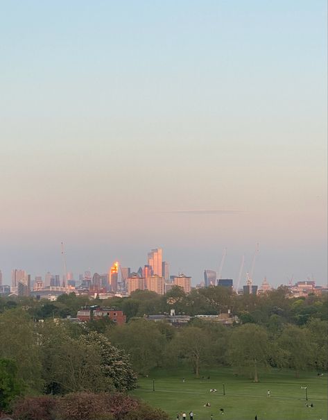 primrose hill london sunset skyline aesthetic Primrose Hill Aesthetic, Skyline Aesthetic, Prime Rose, Primrose Hill London, 2023 Moodboard, London Living, Primrose Hill, London Baby, London Aesthetic