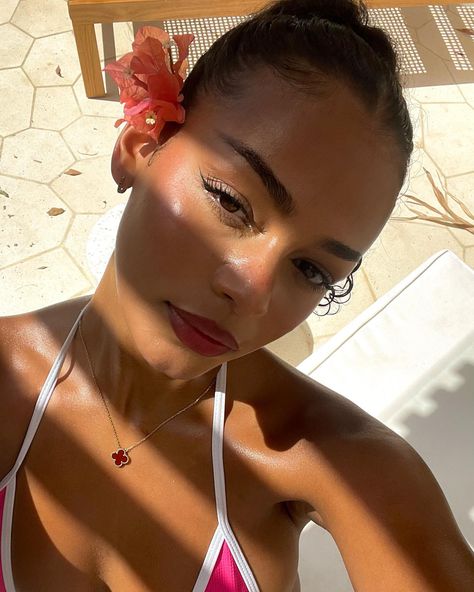 🌺 | Instagram Summer Holiday Makeup, Beach Vacation Makeup, Makeup Summer 2024, Beach Girl Makeup Look, Vacation Makeup Looks The Beach, Island Makeup Look, Hawaiian Makeup Look, Beach Makeup Look Summer, Beach Party Makeup