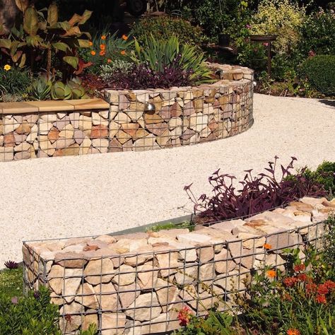 Gabion Retaining Wall Slope, Gabion Baskets Ideas, Curved Gabion Retaining Wall, Curved Retaining Wall Ideas, Gabion Wall Garden, Gabion Steps, Diy Gabion Wall, Gabion Landscaping, Curved Stone Wall