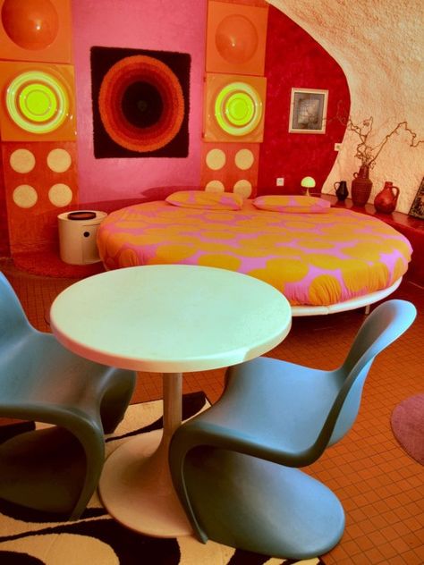 pink and orange Space Age Interior, 70s Interior Design, 70s Interior, Retro Bedrooms, Retro Interior Design, Monster Girls, 70s Home Decor, Vintage Interior Design, Room Deco