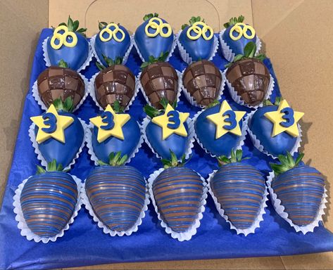 #sonicthehedgehog #sonic Sonic Chocolate Covered Oreos, Sonic Birthday Treat Table, Sonic The Hedgehog Treats Ideas, Sonic The Hedgehog Birthday Treats, Sonic Treat Table, Sonic Chocolate Covered Strawberries, Sonic The Hedgehog Desserts, Sonic Strawberries, Sonic Party Treats