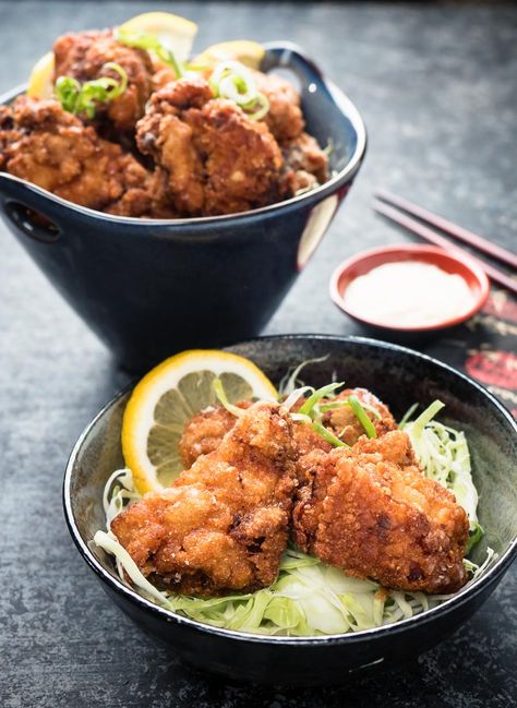 Plate with karaage chicken on a bed of julienned cabbage. Karaage Recipe, Karaage Chicken, Cj Eats, Chicken Karaage, Japanese Fried Chicken, Food Blogs, Asian Cooking, Chopsticks, Japanese Food