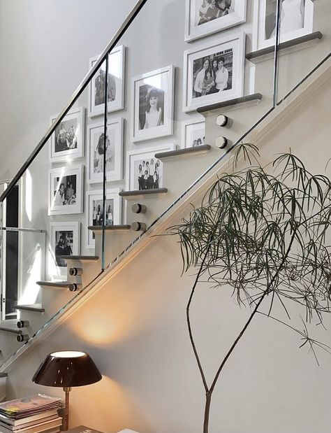 Picture Frames On The Wall Stairs, Stairs Picture Wall Ideas, Picture Wall Staircase, Aesthetic Family Pictures, Stairway Picture Wall, Stairs Aesthetic, Aesthetic Stairs, Stairs Wall Design, Photo Wall Layout