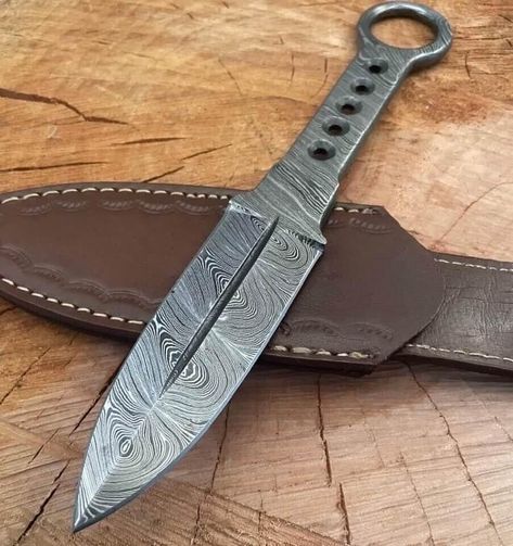 Kunai Knife, Fun Beauty Products, Damascus Pocket Knife, Pretty Knives, Damascus Steel Knife, Damascus Knife, Low Carbon, Knife Design, Cool Knives