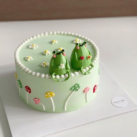 Frog Cake Aesthetic, Frog Food, Korea Cake, Frog Aesthetic, Aesthetic Frog, Frog Birthday Party, Frog Cake, Artist Cake, Frog Frog