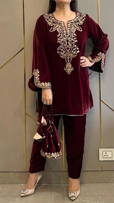 Black Mehndi, Full Sleeves Top, Velvet Suit Design, Velvet Kurta, Full Sleeve Top, Kaftan Designs, Velvet Dress Designs, Suits Dress