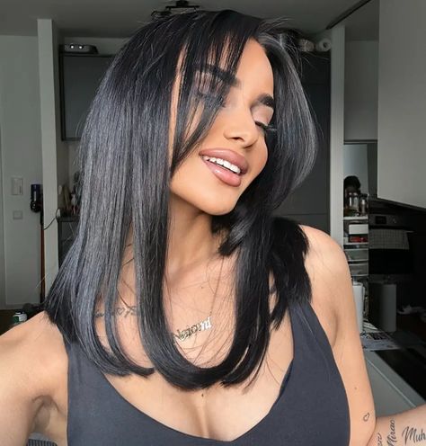 Cute Summer Haircuts: 25 Ideas for Women in Their 30s and 40s - Short to Long Hair Trends Jet Black Bob Haircut, Black Lob With Bangs, Long Bob Hairstyles Black Hair, Haircut Ideas For Black Hair, Layers In Short Hair Shoulder Length, Black Short Hair Layers, Black Hair Haircut Medium, Hairstyles For Medium Black Hair, Short Hair Inspiration Layers