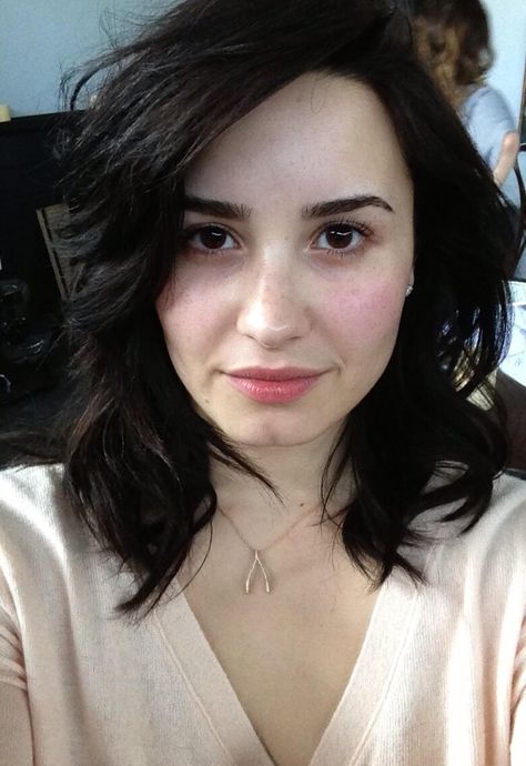 Demi Wearing No Makeup for Devonne By Demi. Demi Lovato Without Makeup, Demi Lovato Makeup, Celebs Without Makeup, True Winter, Winter Makeup, Milla Jovovich, Jennifer Morrison, Skin Secrets, Jessica Biel