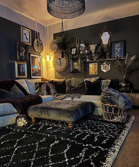 Maximalism, Dark Living Rooms, Dark Home Decor, Goth Home Decor, Dark Home, Hus Inspiration, Apartment Decor Inspiration, Home Decor Living Room, Gothic Home Decor