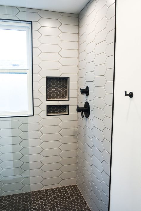 30 Ideas for Gorgeous Shower and Bathroom Tiles Slate Tile Floor Bathroom Ideas, Wooden Backsplash Bathroom, Bathroom Tile Schemes, Cleo Tile Bathroom, Cool Shower Ideas, Modern Farmhouse Shower Tile, Pony Wall Shower Ideas, Rustic Bathroom Tile Ideas, Modern Black And White Bathroom