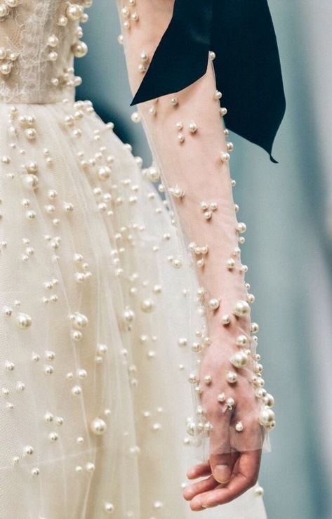 Beautiful pearls on a formal dress on the runway Couture Dior, Mode Prints, Couture Details, Beauty Dress, Zuhair Murad, Bridal Fashion, Marchesa, Fancy Dresses, Fashion Details