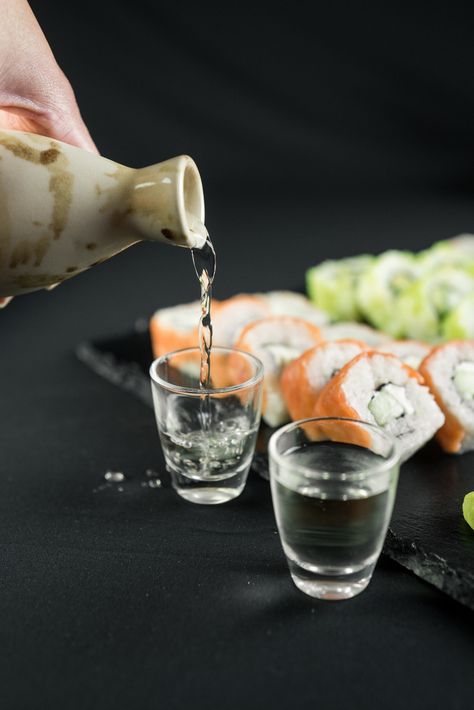 El sake está hecho de arroz 🍚, el principal grano de la dieta en Japón. El Sake (酒), es una palabra del idioma japonés 🎎 que significa "bebida alcohólica" (cerveza 🍺, whisky 🥃, ron, tequila, etc.🍸). En la mayoría de nuestros países, solemos decir sake a la bebida japonesa que se obtiene del arroz. Sin embargo, en Japón 🇯🇵, a esta bebida se le conoce como Nihonshu (日本酒). Seafood Photography, Japanese Beer, Restaurant Drinks, Andong, Beer Photography, Japanese Sake, Japanese Restaurant, Japanese Food, Tequila