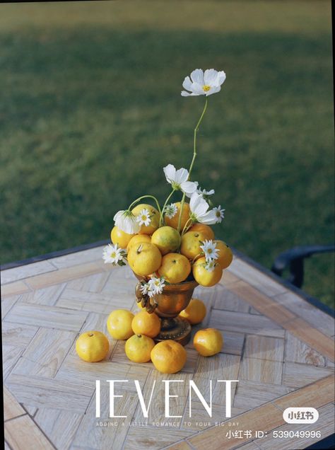 Fruit Table Decor Wedding, Lemon Floral Arrangements, Long Table Floral Arrangements, Citrus And Flowers, Fruit And Flower Wedding Centerpieces, Grapefruit Flower Arrangement, Fruit And Flowers Wedding Decor, Fruit Installation, Citrus Floral Arrangement