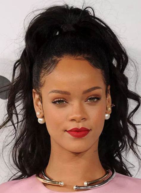 Rihanna Hairstyles - Messy Ponytail Rihanna Short Hair, Middle Aged Women Hairstyles, Rihanna Hairstyles, Wedge Hairstyles, Bouffant Hair, Asymmetrical Hairstyles, Shoulder Hair, Mens Braids Hairstyles, Funky Hairstyles