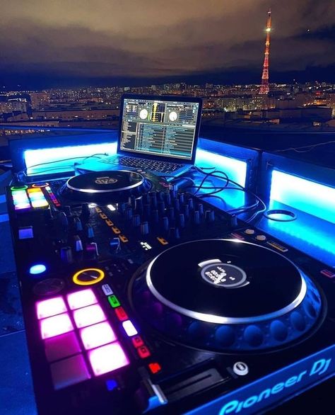 Dj Decks, Beats Wallpaper, Dance Logo, Home Music Rooms, Chicano Lettering, Graffiti Wallpaper Iphone, Dj System, Music Software, Dj Setup