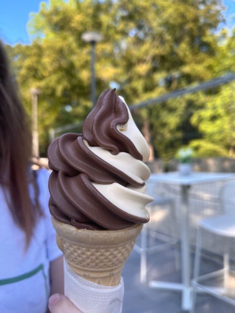 Vanilla & chocolate ice cream 😋 Aesthetic Food Ice Cream, Vanilla Cone Ice Cream, Brown Ice Cream Aesthetic, Ice Cream Dark Chocolate, Chocolate Ice Cream Cone Aesthetic, Ice Cream Aesthetic, Blue Aesthetics, Ice Cream Swirl, Fruit Chip