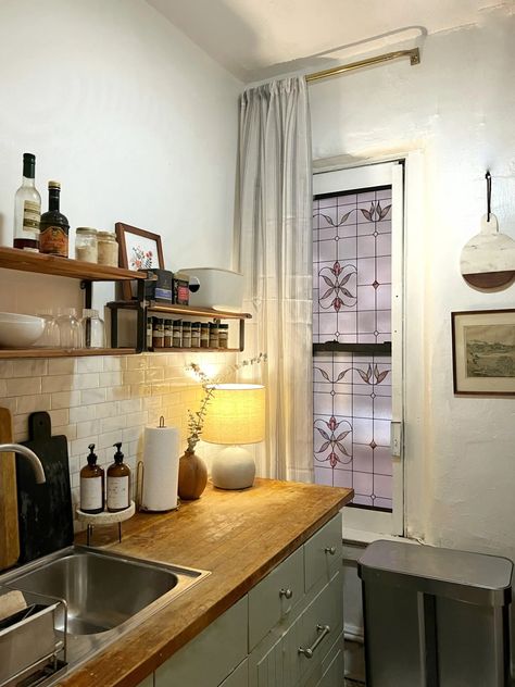 Small New York Kitchen, Apartment Inspiration Boho, Nyc Kitchen Apartment, Small Nyc Kitchen, Old Style Kitchen, Minimalist Shelving, Nyc Kitchen, Studio Living Room, Nyc Apt