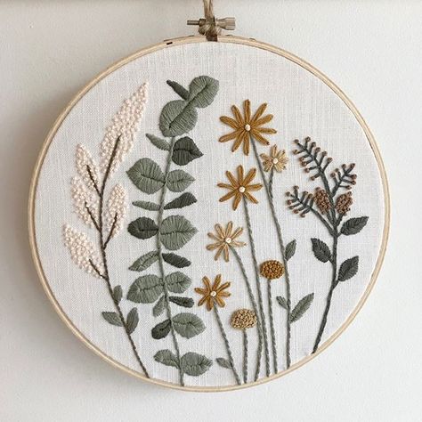 null #Regram via @damngoodstitch Pola Sulam, Embroidery Patterns Vintage, 자수 디자인, Crewel Embroidery, Hand Embroidery Stitches, Modern Embroidery, Embroidery Hoop Art, Embroidery Craft, Embroidery Ideas