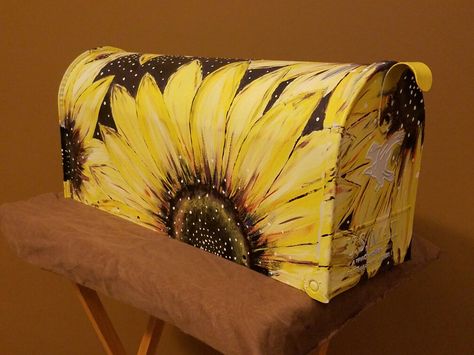 Sunflower mailbox Trailer Redo, Yellow Painting, Mailbox, Wooden Boxes, Art Projects, Sunflower, Trailer, Yellow, Art