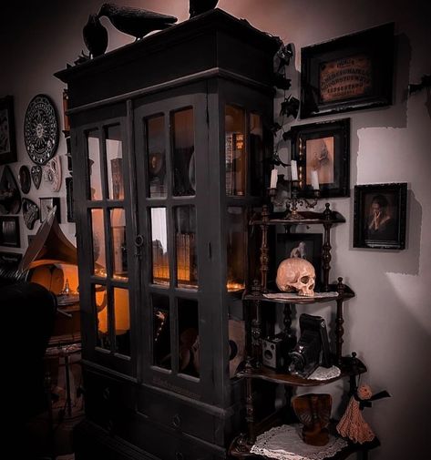 Gothic Cabinet, Victorian Gothic Decor, Gothic Homes, Nerd Decor, Bedroom Decor Lights, Dark Home Decor, Dream Apartment Decor, Goth Home, Goth Home Decor