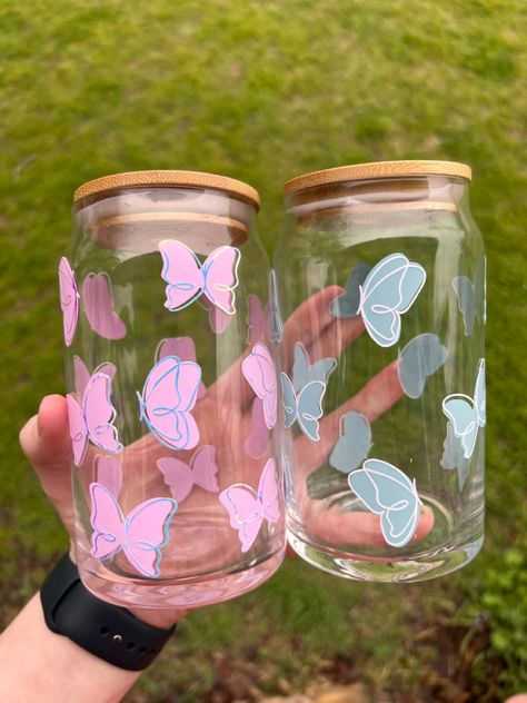 Pretty butterfly designs 🦋💛 Butterfly Merch, Bamboo Cups, Simple Butterfly, Cute Coffee Cups, Jar Design, Cute Water Bottles, Painted Pots Diy, Glass Painting Designs, Projets Cricut