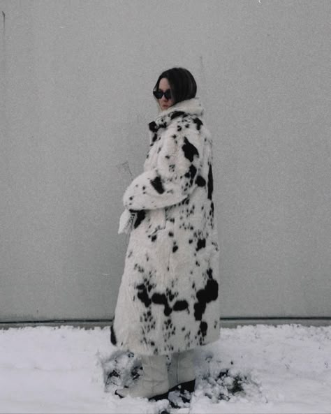 Cow print fur maxi coat Cow Print Outfit, Cow Jacket, Sultry Winter, Zara Faux Fur Coat, Winter Board, Botas Cowboy, Instagram Brand, Ootd Winter, Maxi Coat