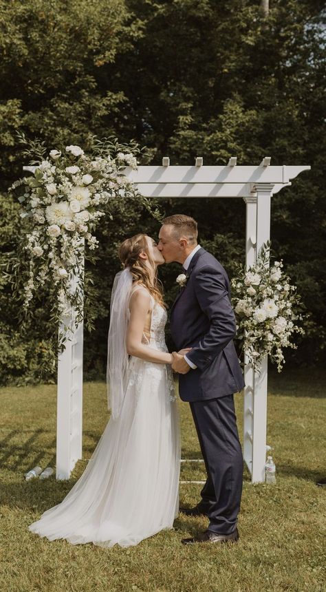 Archway For Wedding, Backyard Wedding Arch, Outside Wedding Ceremonies, Arbor Ideas, Wedding Arches Outdoors, Wedding Archway, Wedding Arbour, Outdoor Wedding Decorations, Ceremony Flowers