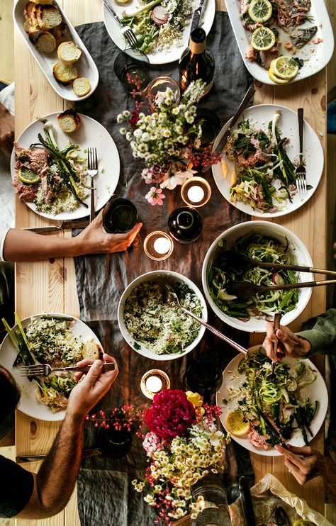 Table Full Of Food, Simple Front Porch, Family Style Dinner, Diner Recept, Photography Styling, Food Table, Wedding Food, Beautiful Food, Family Dinner