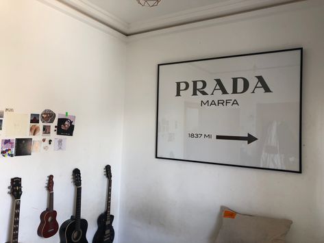 Prada Malfa Decoration Room Gossip Girl Prada Sign Decor, Gossip Girl Bedroom Inspiration, Gossip Girl Room Aesthetic, Gossip Girl Room Inspiration, Gossip Girl Room, Gossip Girl Bedroom, Prada Marfa Gossip Girl, Gossip Girl Decor, Prada Sign