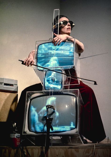 Postmodernisme (Fluxus), Nam June Paik, TV cello wearing TV glasses, performance, 1971 Fluxus Art, Nam June Paik, Outsider Artists, Tv Set, Arte Inspo, Art Event, Medium Art, Performance Art, Art Videos