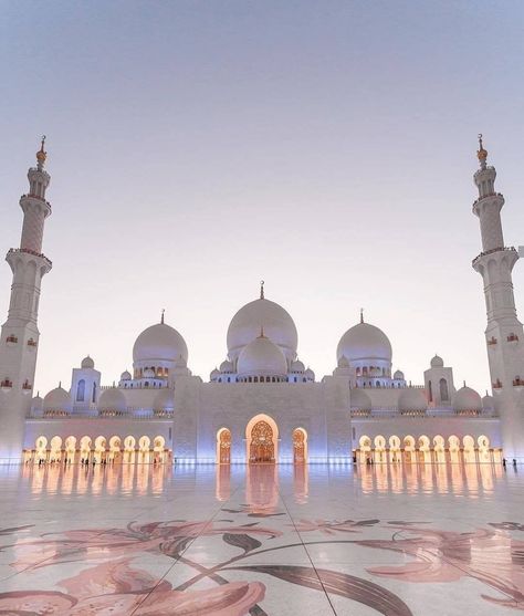 Mekka Islam, Sheikh Zayed Grand Mosque, Ancient Greek Architecture, Mosque Architecture, Sheikh Zayed, Mecca Wallpaper, Beautiful Mosques, Grand Mosque, Ancient Architecture