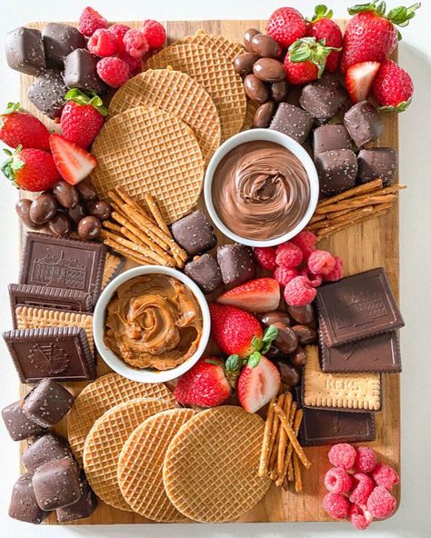 This easy dessert Charcuterie board is the perfect sweet treat for all of your get-togethers. It's easy to assemble and there's no baking involved, you'll need only store-bought items #charcuterie #board #dessert Easy Dessert Charcuterie Board, Charcuterie Board Dessert, Dessert Charcuterie Board, Dessert Charcuterie, Chocolate Covered Almonds, Chocolate Hazelnut Spread, Chocolate Butter, Baby Birthday Cakes, Buffet Food