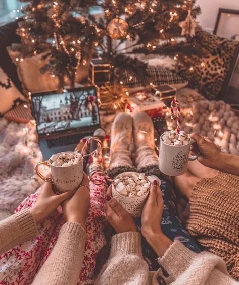 Besties Christmas, Bff Christmas, Christmas Sleepover, Best Christmas Movies, Cosy Christmas, Christmas Feeling, Christmas Inspo, Christmas Photoshoot, Winter Vibes