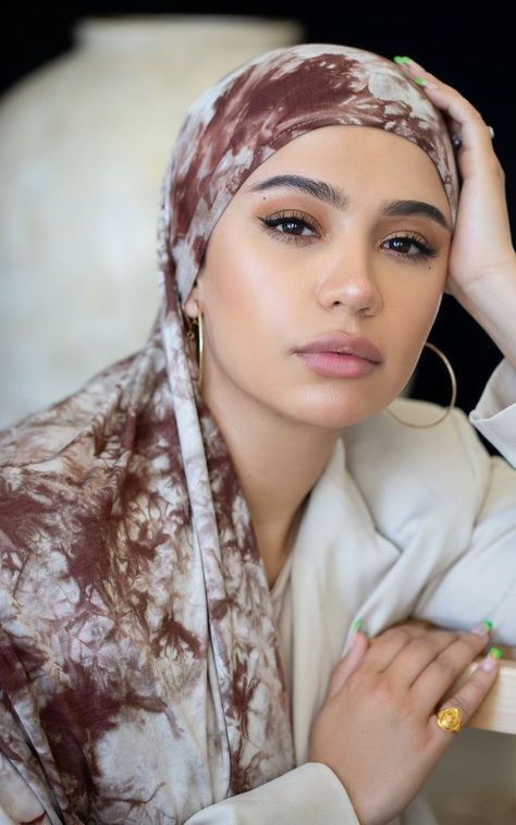 Head Scarf Fashion, Headscarf Ideas, Jersey Hijab Scarfs, Printed Hijab, Headwrap Hairstyles, Head Scarfs, Hair Wrap Scarf, Hijab Collection, Arabian Women