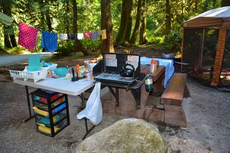 Camping Kitchen Set Up, Portable Camp Kitchen, Campsite Ideas, Campsite Setup, Set Up Ideas, Outdoor Camping Kitchen, Kitchen Set Up, Comfortable Camping, Camping Set Up