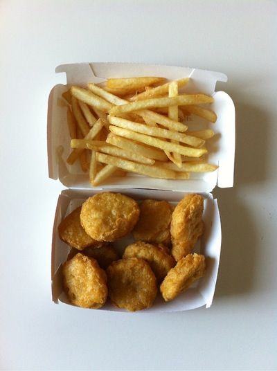 McDonalds nuggets and fries, i'll eat them! Mcdonalds Recipes, Fast Food Workers, French Fries, Pretty Food, Food Cravings, I Love Food, Amazing Food, Junk Food, Aesthetic Food