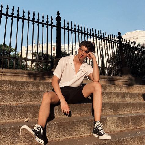 Ootd Poses, Mens Photoshoot Poses, Pose Fotografi, Mens Trendy Outfits, Men Photography, Mens Fashion Streetwear, Boy Photography Poses, Boy Poses, Stylish Mens Outfits