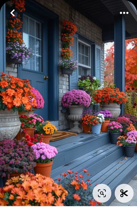 Pumpkin Decorations Outdoor, Fall Fence Decorating Ideas, Flowers On Porch, Mums Decor, Yard Fall Decor, Autumn Vignettes, Front Yard Christmas, Fall Deck Decorating Ideas, Pumpkin Porch