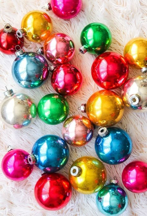 Christmas Ornaments Background, Christmas Ornaments Photography, Christmas Ornament Aesthetic, Christmas Ornament Photography, Vintage Christmas Colors, Vintage Christmas Baubles, Christmas Decor Ideas Colorful, Retro Christmas Color Palette, Christmas Ornaments Aesthetic