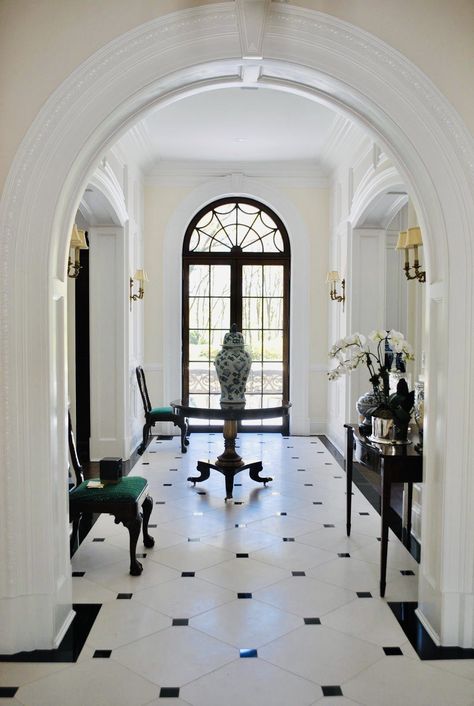 Hall Ways, Hall Entrada, House Staircase, The Enchanted Home, Foyer Design, Classic Interior Design, Enchanted Home, Sun Is Shining, Mansions Homes