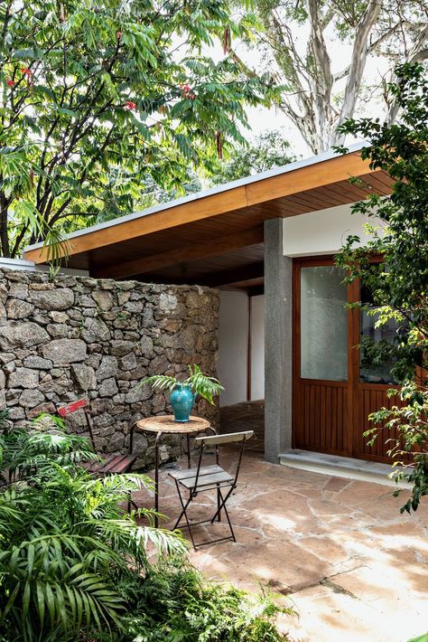 The Heart of Midcentury Design With a Modern Twist - Mid Century Home Mid Century Modern Garden, Modern Courtyard, Cool Kids Bedrooms, Modern Patio, Aesthetic Vibes, Back Gardens, Mid Century Modern House, Exterior House, Modern Exterior