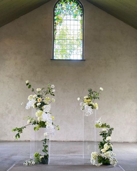 Modern Ceremony Flowers, Acrylic Pillars Wedding, Plinth Arrangements Wedding, Clear Flower Stands Wedding, Contemporary Wedding Ceremony, Pillar Flowers Wedding Ceremony, Acrylic Pedestal Wedding, Clear Pedestals Wedding Ceremony, Floral Alter Wedding