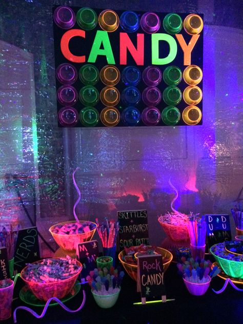 A rockin' candy buffet! Glow In The Dark Bonfire Party, Barney Party, Preteen Birthday, Disco Rave, Post Prom, Glow In Dark Party, Dj Event, Neon Birthday Party, Glow Birthday Party